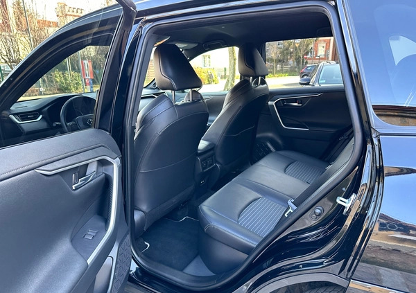 Toyota RAV4 cena 163000 przebieg: 68000, rok produkcji 2021 z Sopot małe 301